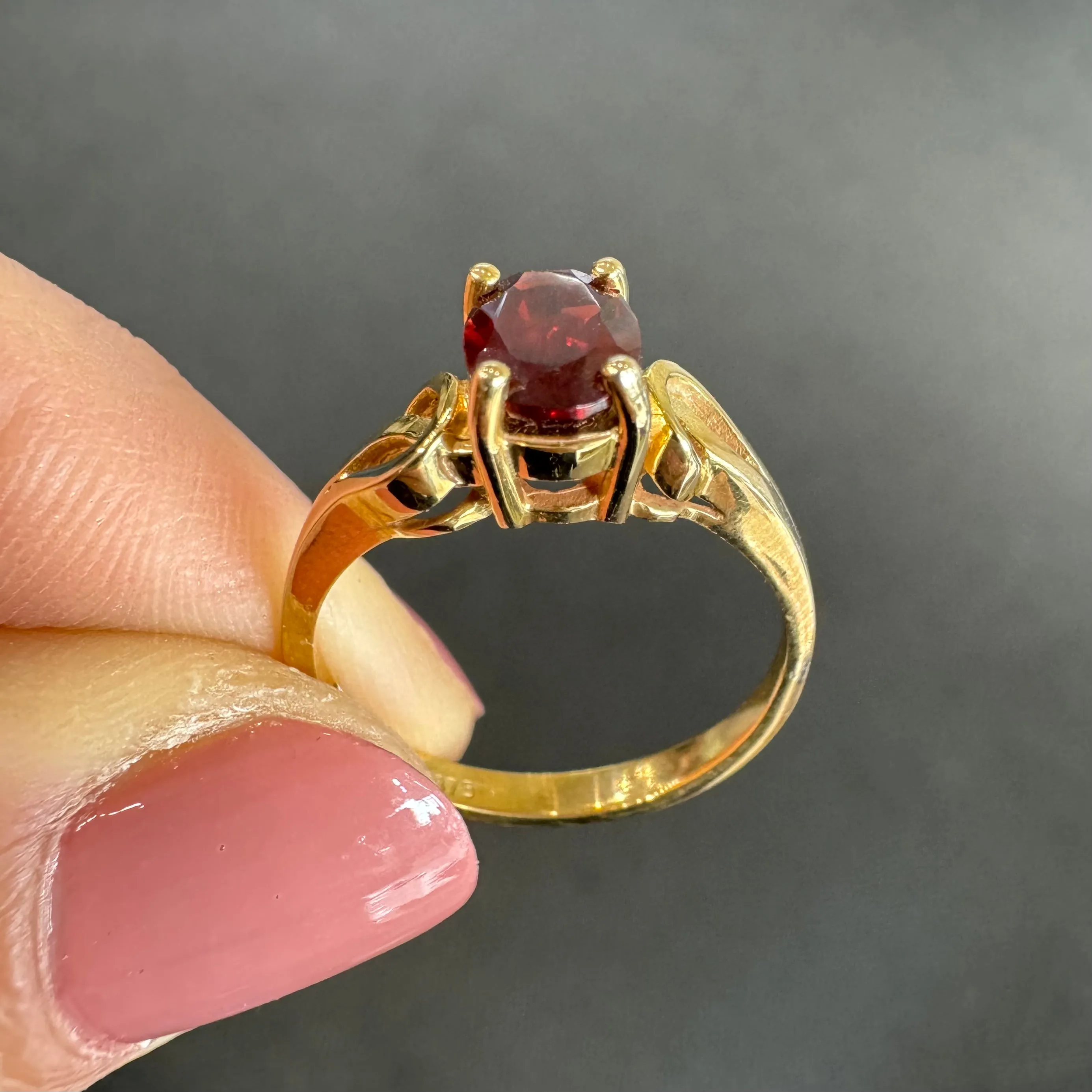 9ct Yellow Gold Garnet Ring