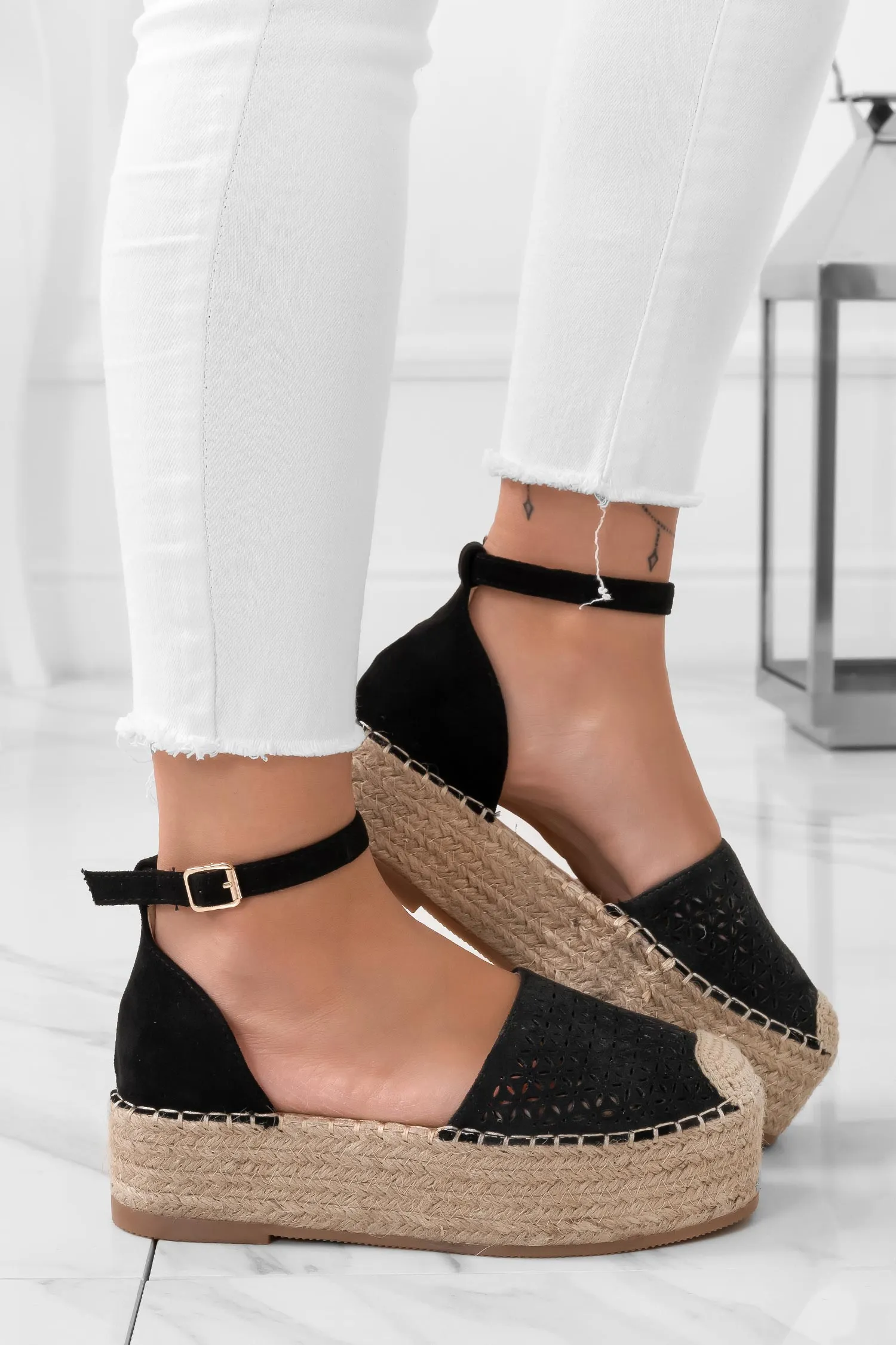 Espadrilles nere traforate con cinturino