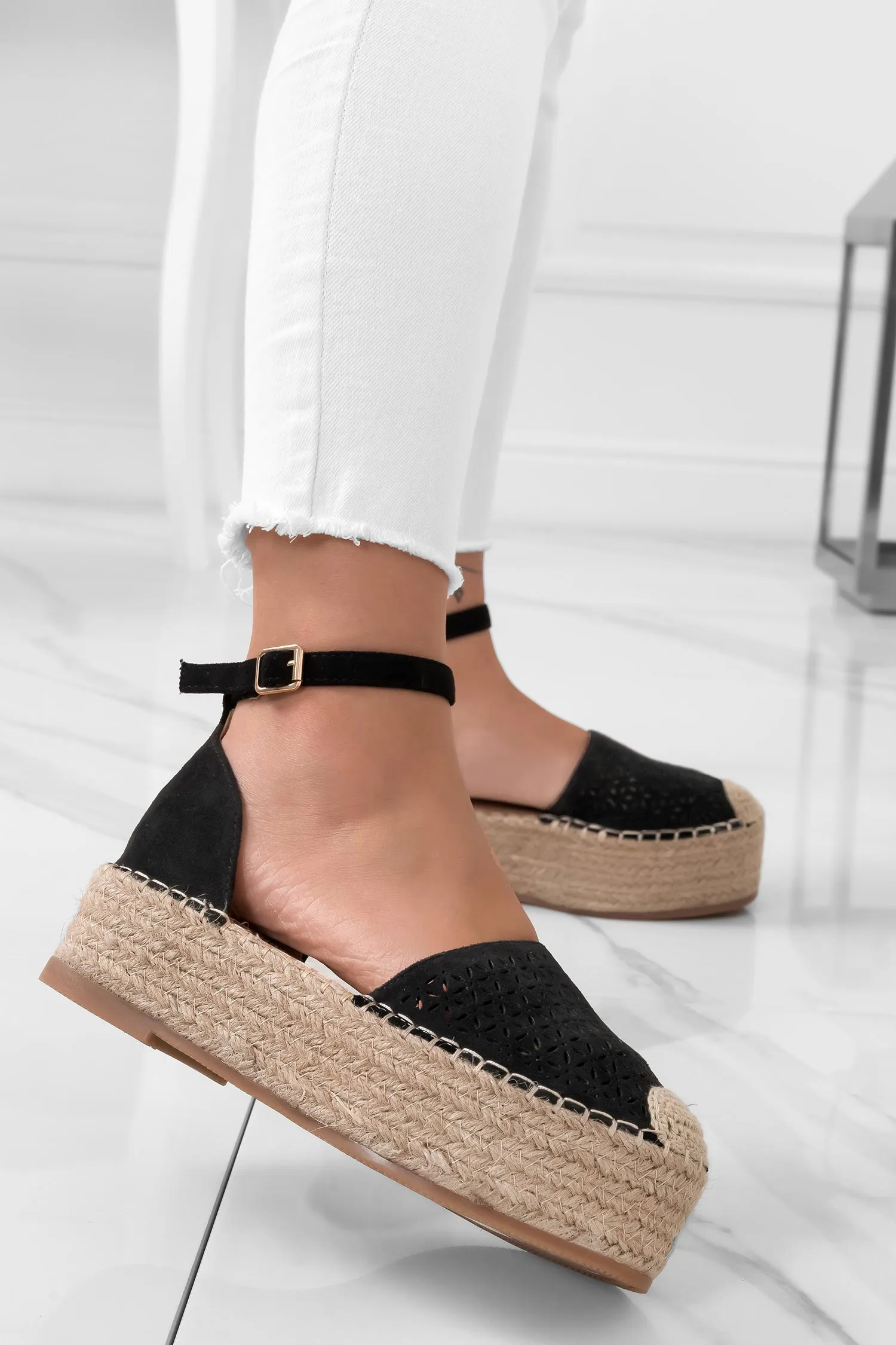 Espadrilles nere traforate con cinturino