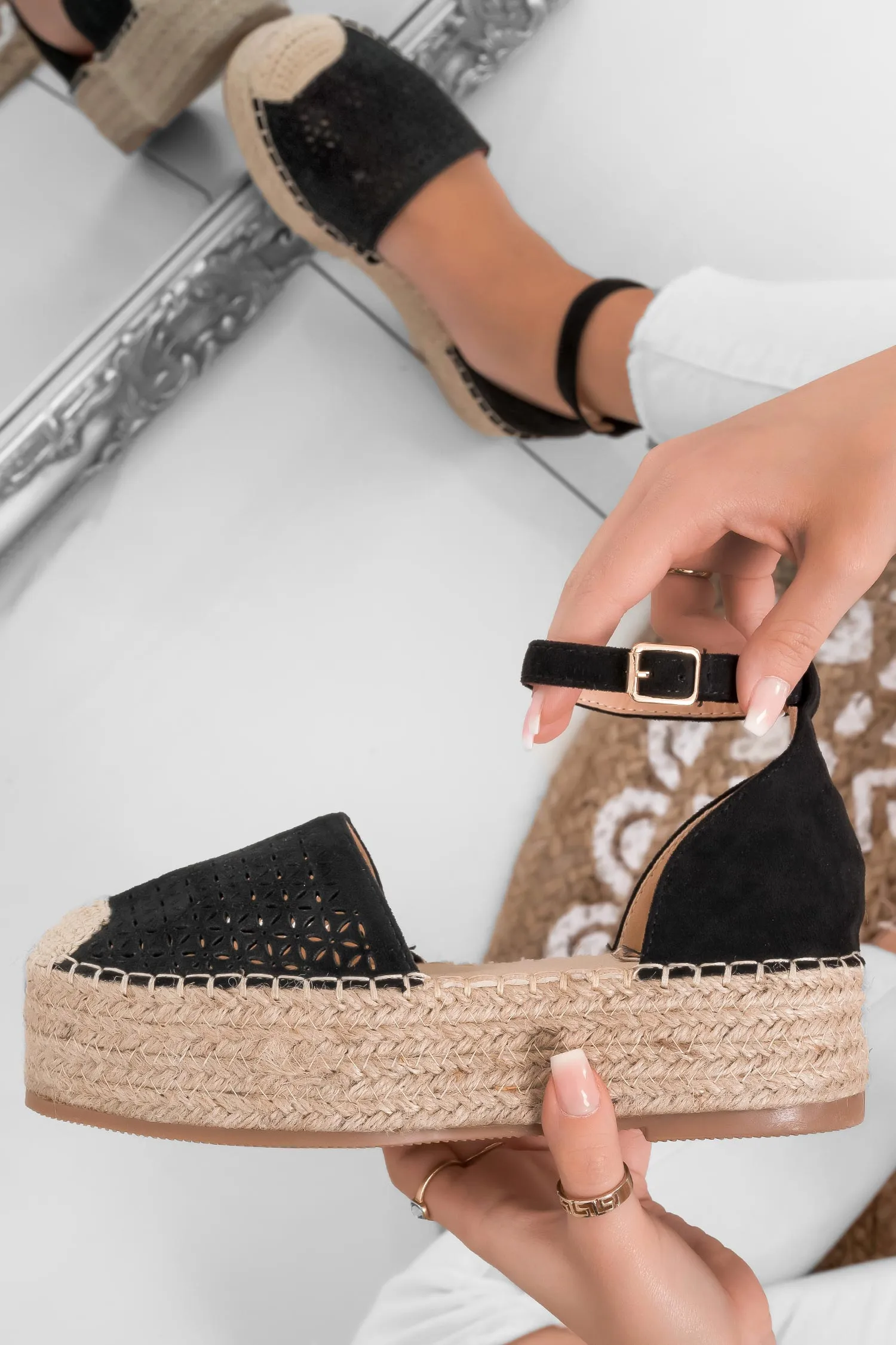 Espadrilles nere traforate con cinturino